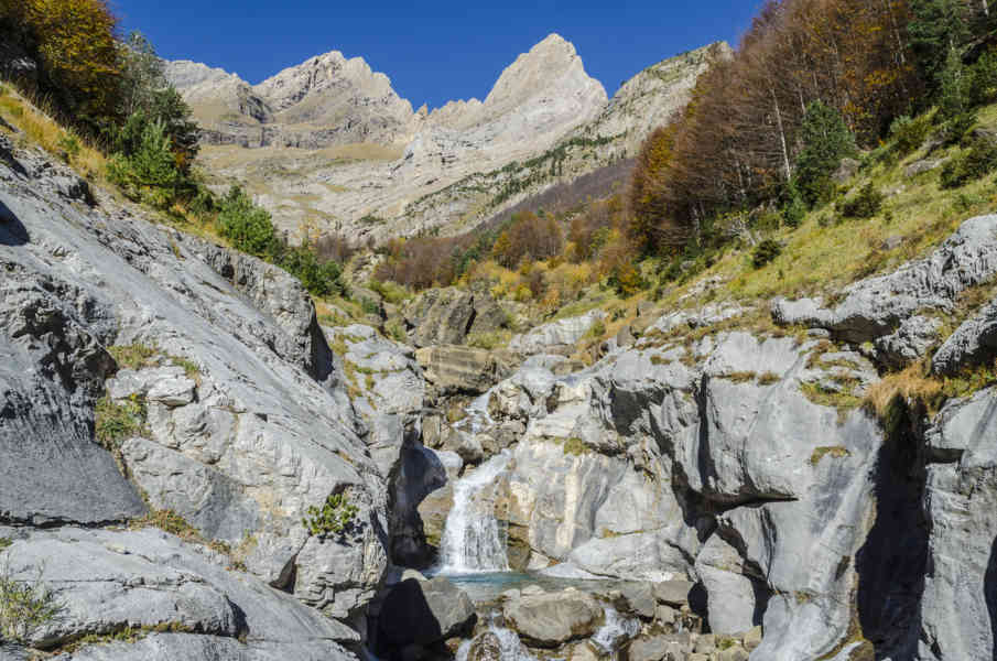 Huesca - parque nacional de Ordesa y Monte Perdido - valle de Pineta 37 - salto de agua.jpg